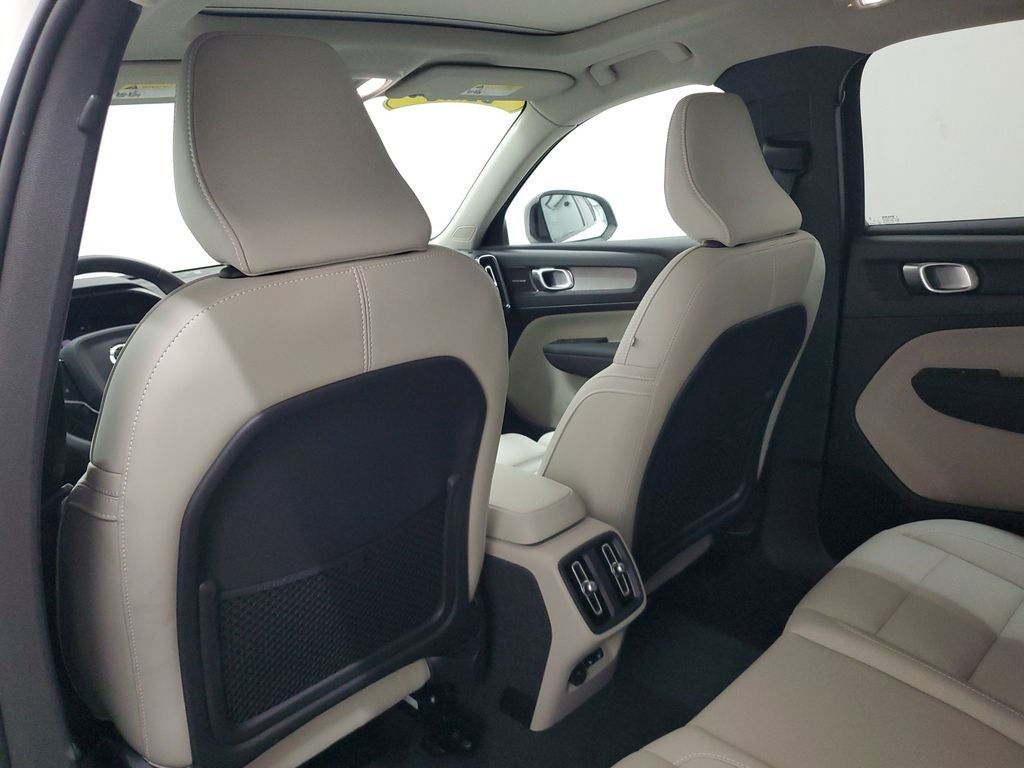 2025 Volvo XC40 B5 Ultra Dark Theme