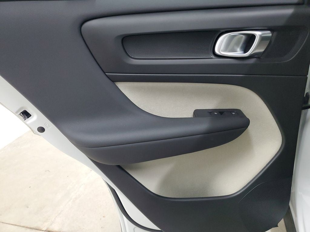 2025 Volvo XC40 B5 Ultra Dark Theme