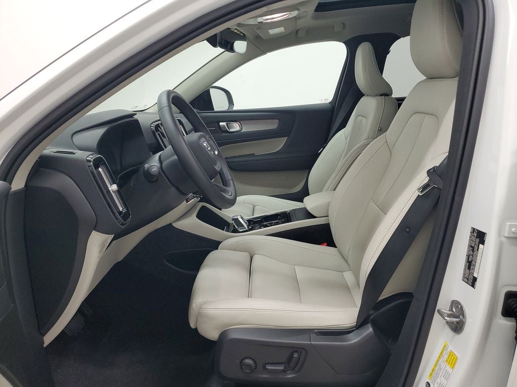 2025 Volvo XC40 B5 Ultra Dark Theme