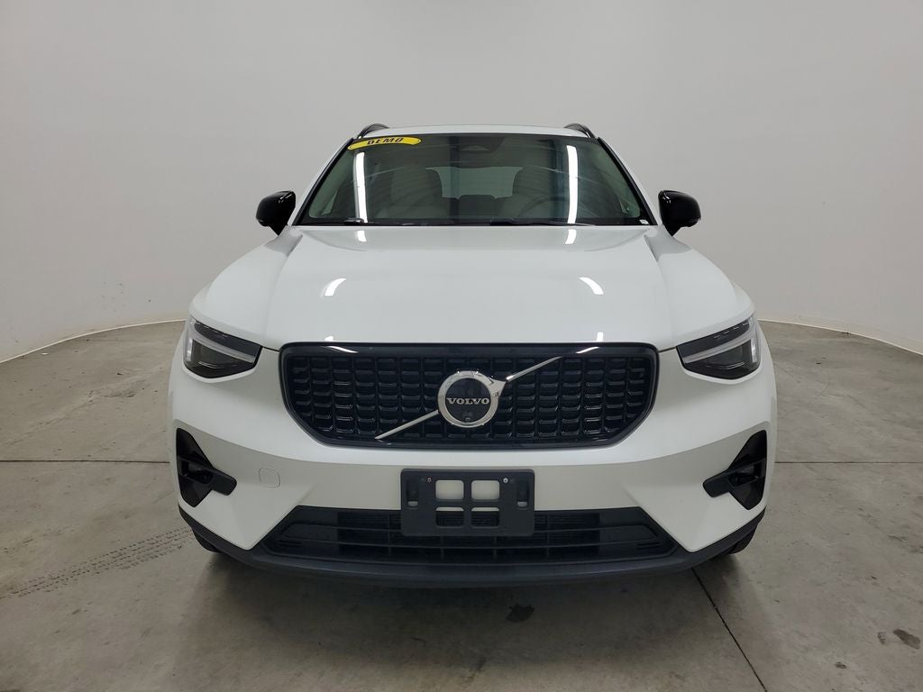 2025 Volvo XC40 B5 Ultra Dark Theme