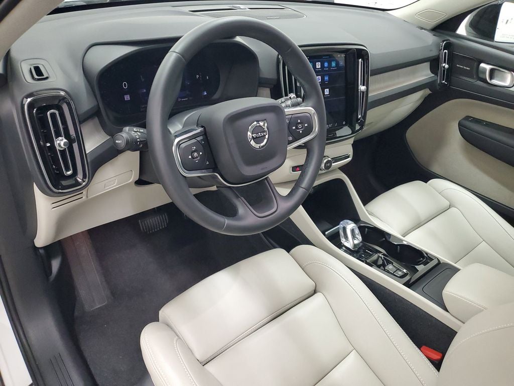 2025 Volvo XC40 B5 Ultra Dark Theme