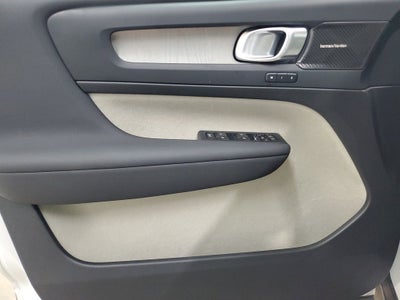 2025 Volvo XC40 B5 Ultra Dark Theme