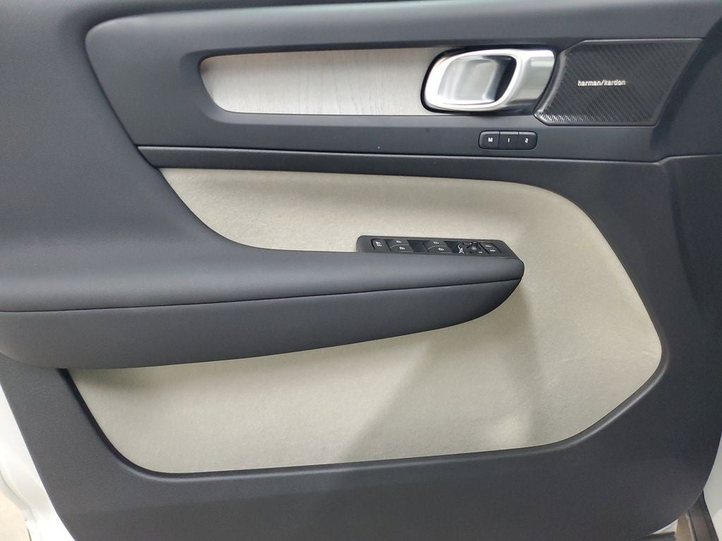 2025 Volvo XC40 B5 Ultra Dark Theme