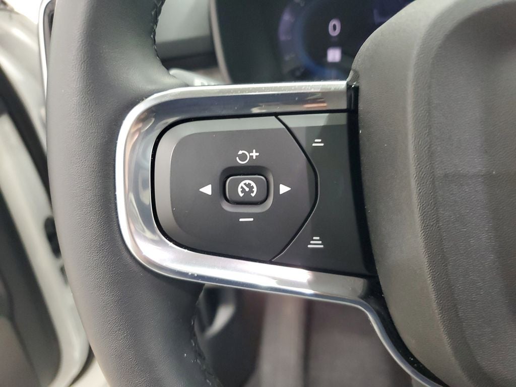 2025 Volvo XC40 B5 Ultra Dark Theme