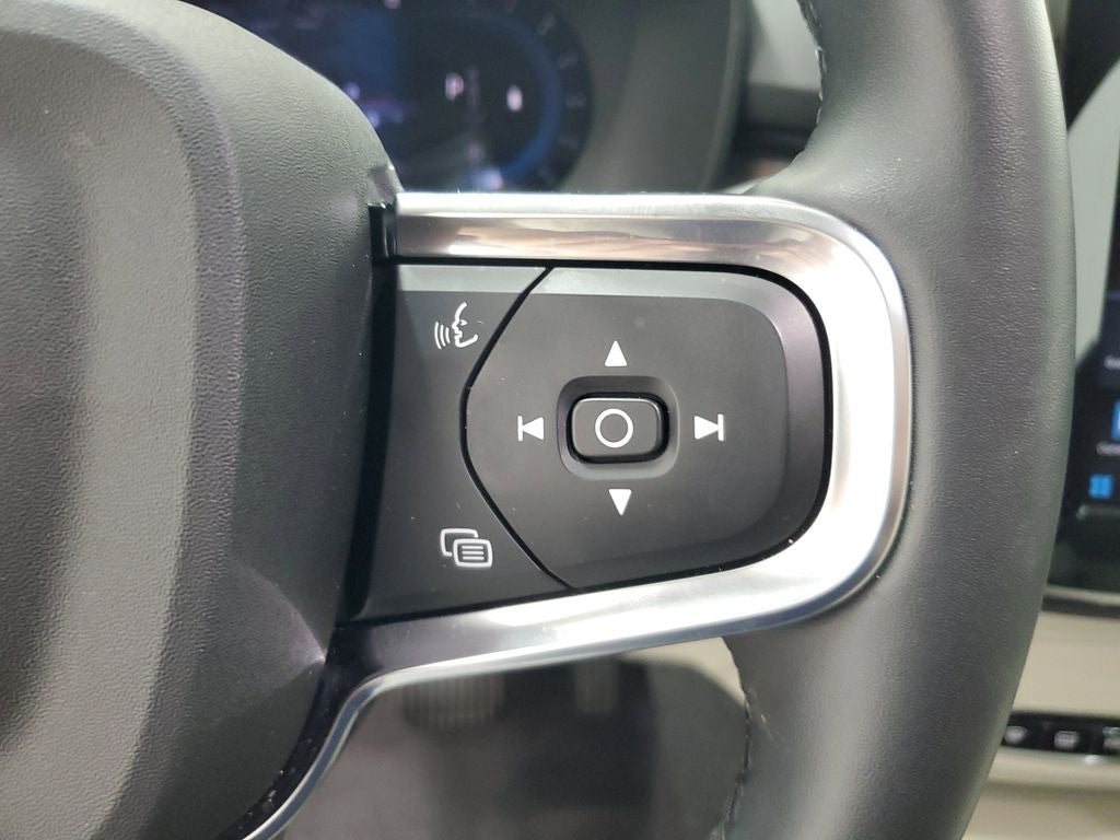 2025 Volvo XC40 B5 Ultra Dark Theme