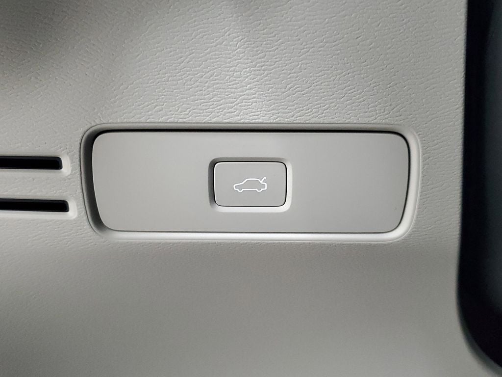 2025 Volvo XC40 B5 Ultra Dark Theme