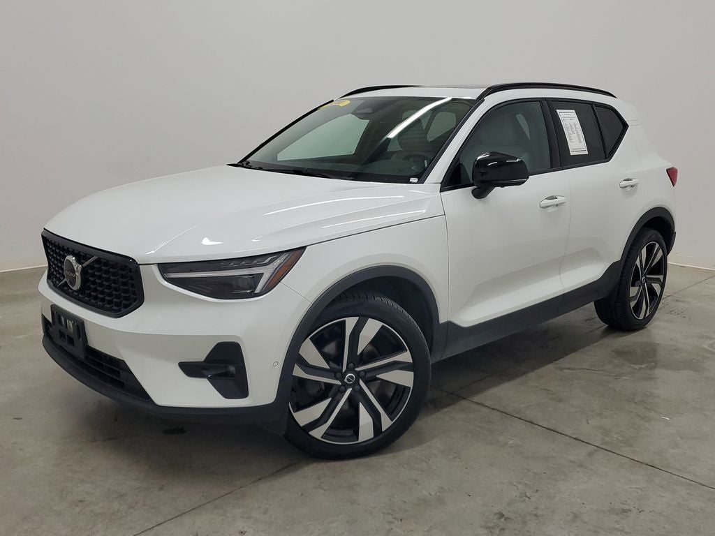 2025 Volvo XC40 B5 Ultra Dark Theme
