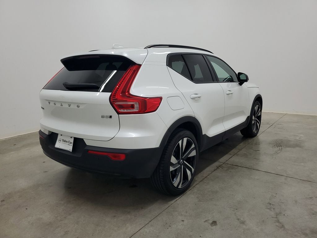 2025 Volvo XC40 B5 Ultra Dark Theme
