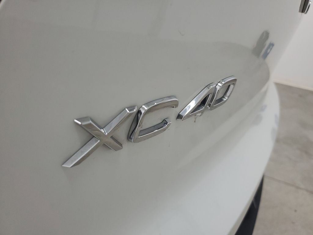 2025 Volvo XC40 B5 Ultra Dark Theme