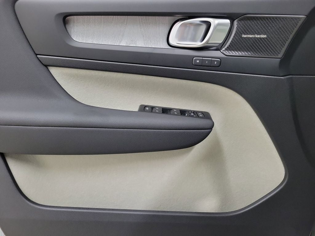 2026 Volvo XC40 B5 Ultra