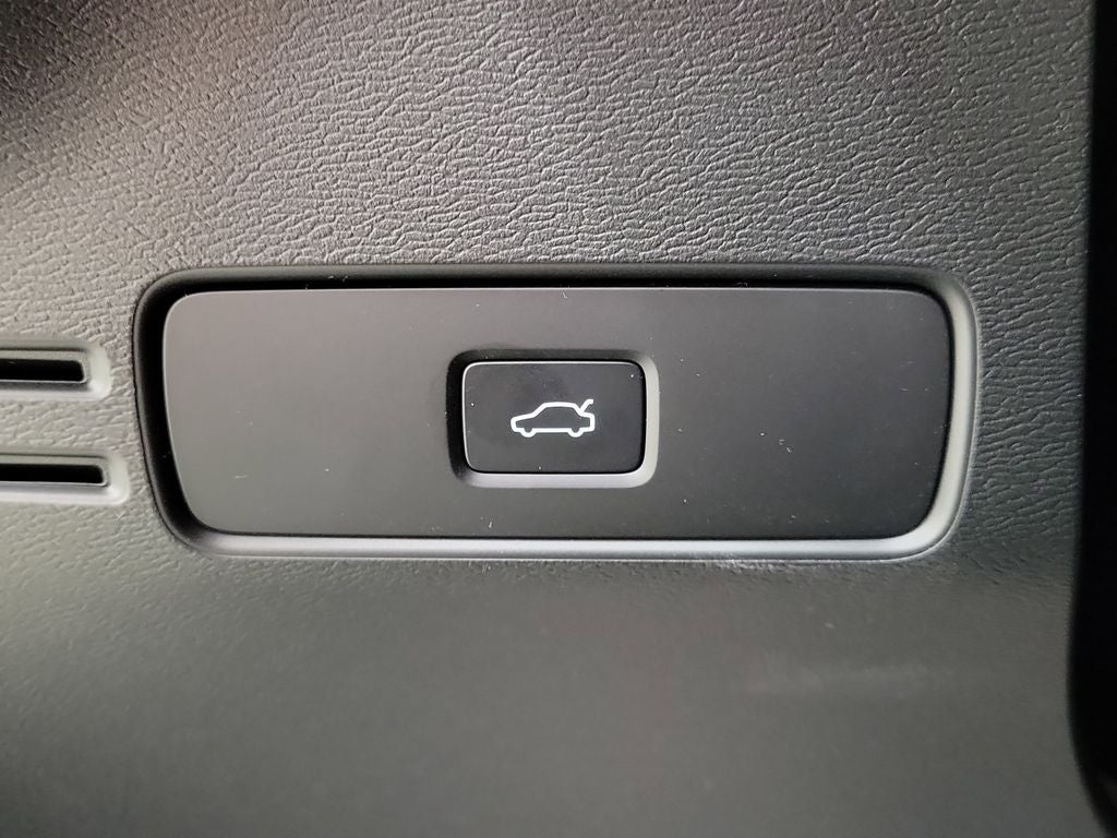 2026 Volvo XC40 B5 Ultra