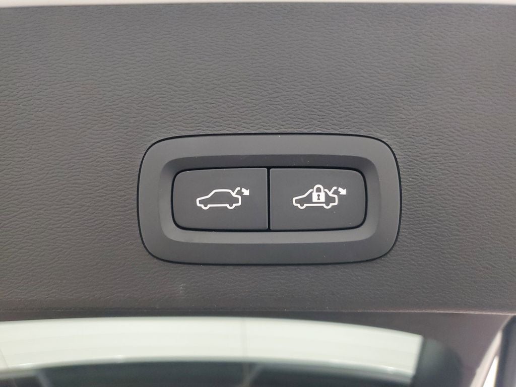 2025 Volvo XC40 B5 Ultra Dark Theme