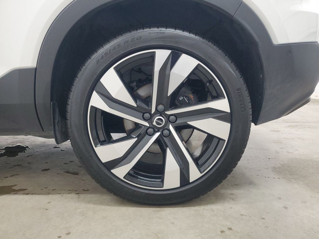 2025 Volvo XC40 B5 Ultra Dark Theme