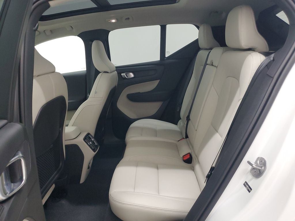 2025 Volvo XC40 B5 Ultra Dark Theme