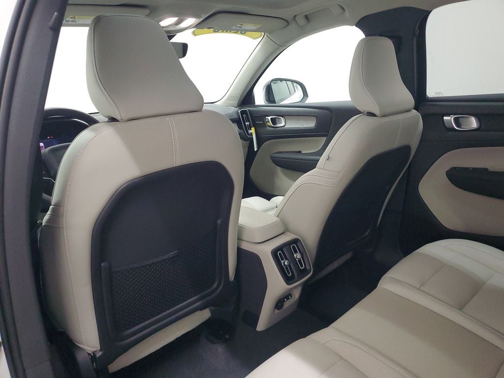 2025 Volvo XC40 B5 Ultra Dark Theme