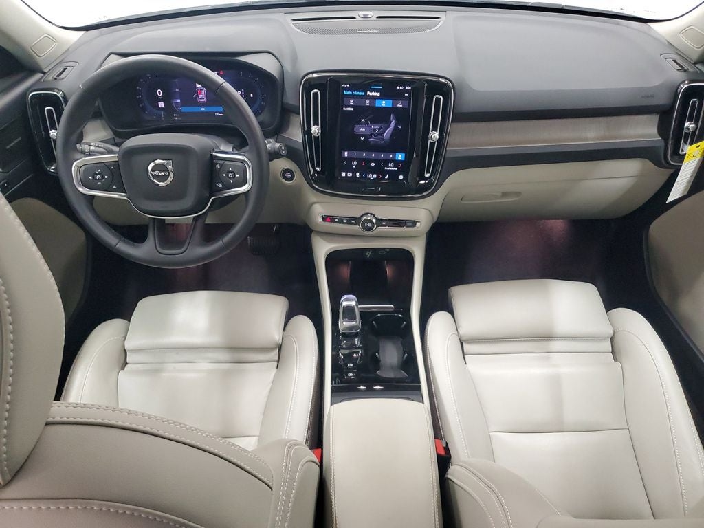 2025 Volvo XC40 B5 Ultra Dark Theme