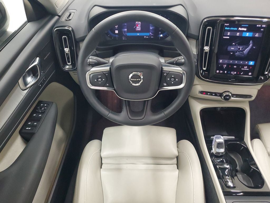 2025 Volvo XC40 B5 Ultra Dark Theme