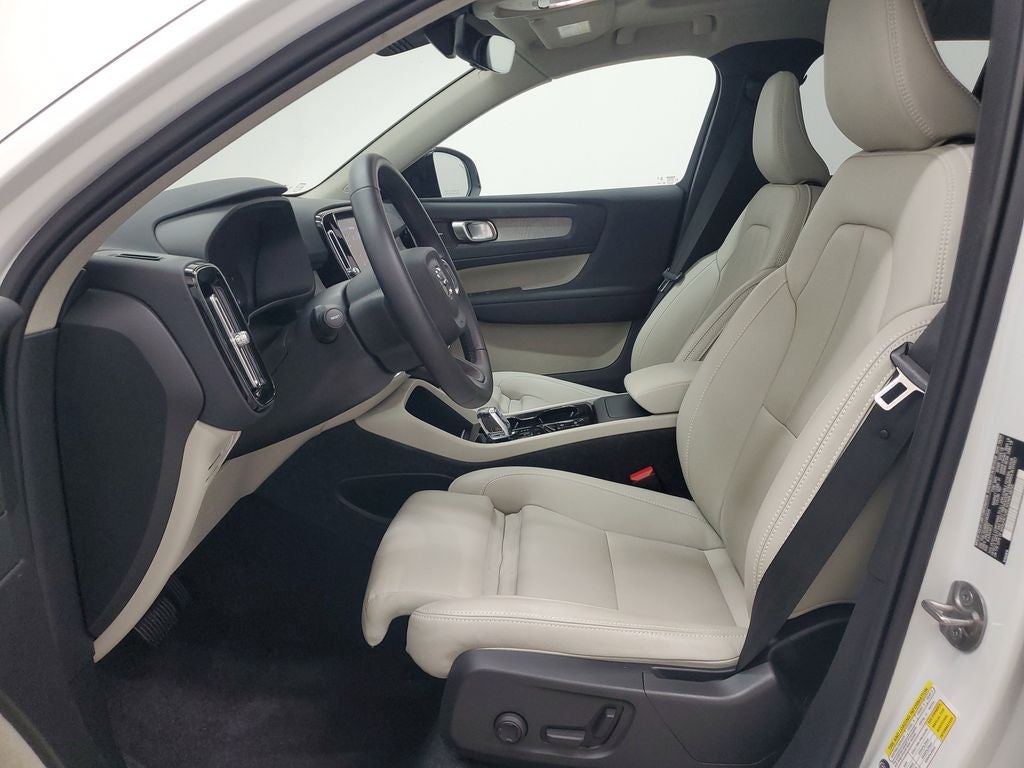 2025 Volvo XC40 B5 Ultra Dark Theme