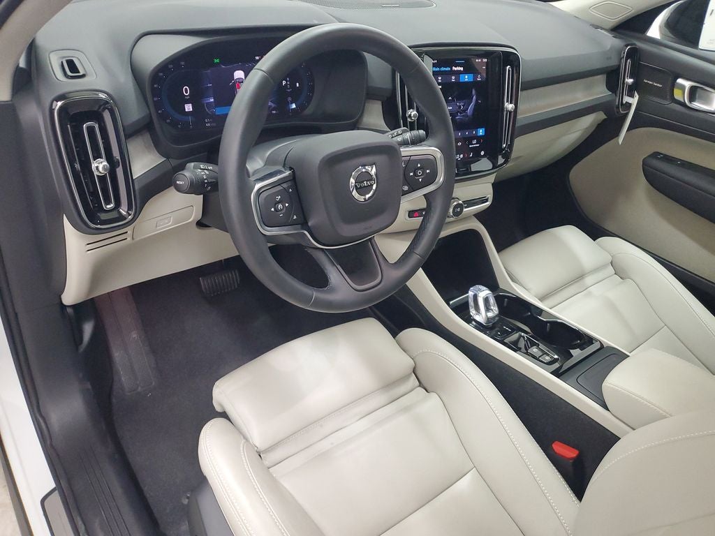 2025 Volvo XC40 B5 Ultra Dark Theme