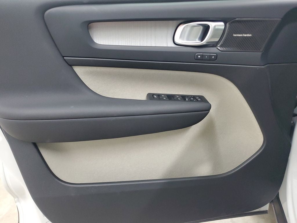 2025 Volvo XC40 B5 Ultra Dark Theme