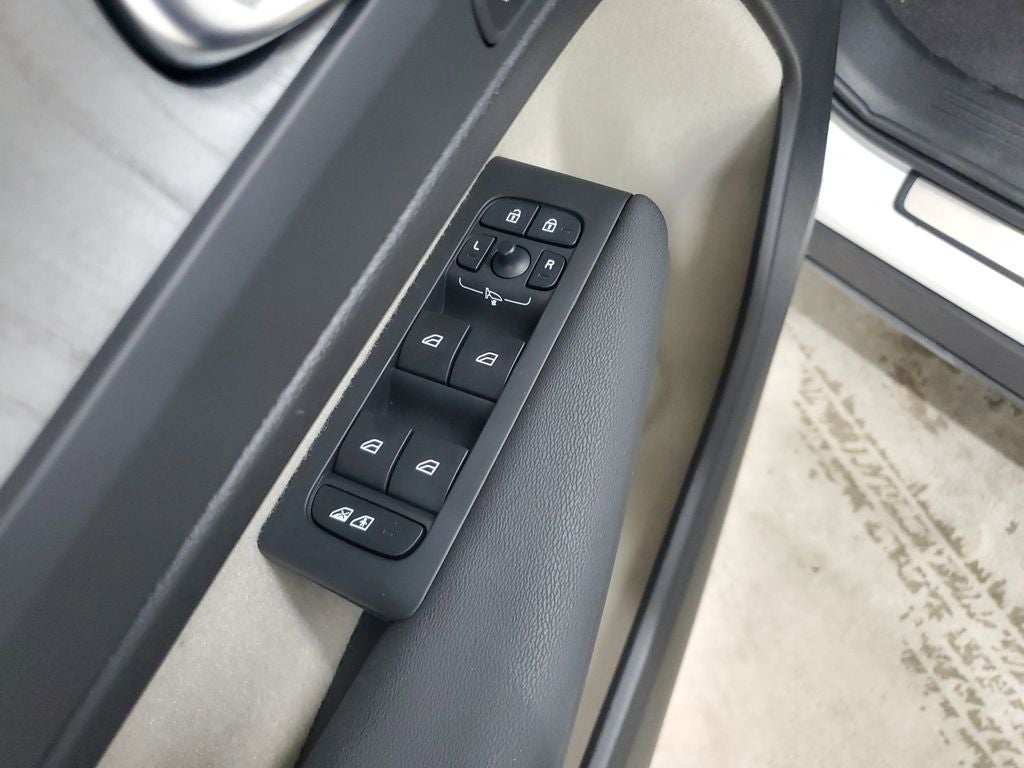 2025 Volvo XC40 B5 Ultra Dark Theme