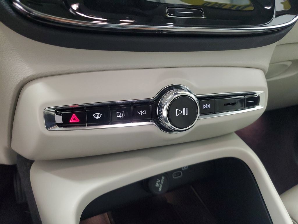 2025 Volvo XC40 B5 Ultra Dark Theme