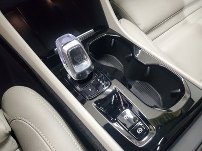 2025 Volvo XC40 B5 Ultra Dark Theme