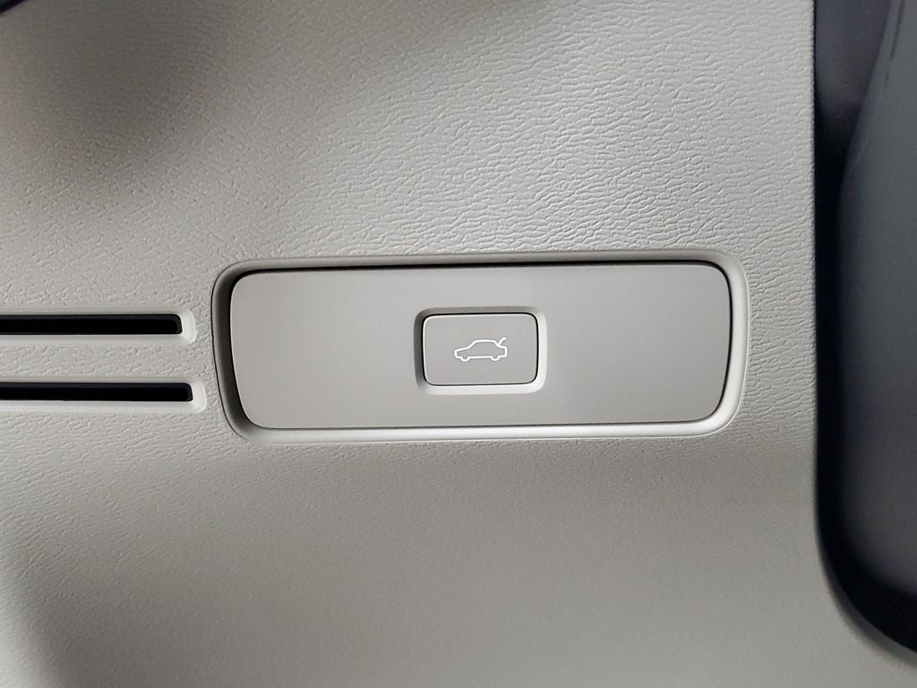 2025 Volvo XC40 B5 Ultra Dark Theme