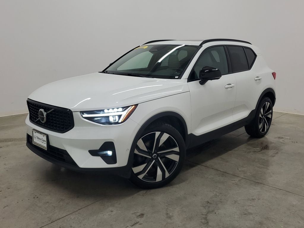 2025 Volvo XC40 B5 Ultra Dark Theme