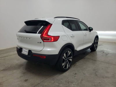 2025 Volvo XC40 B5 Ultra Dark Theme