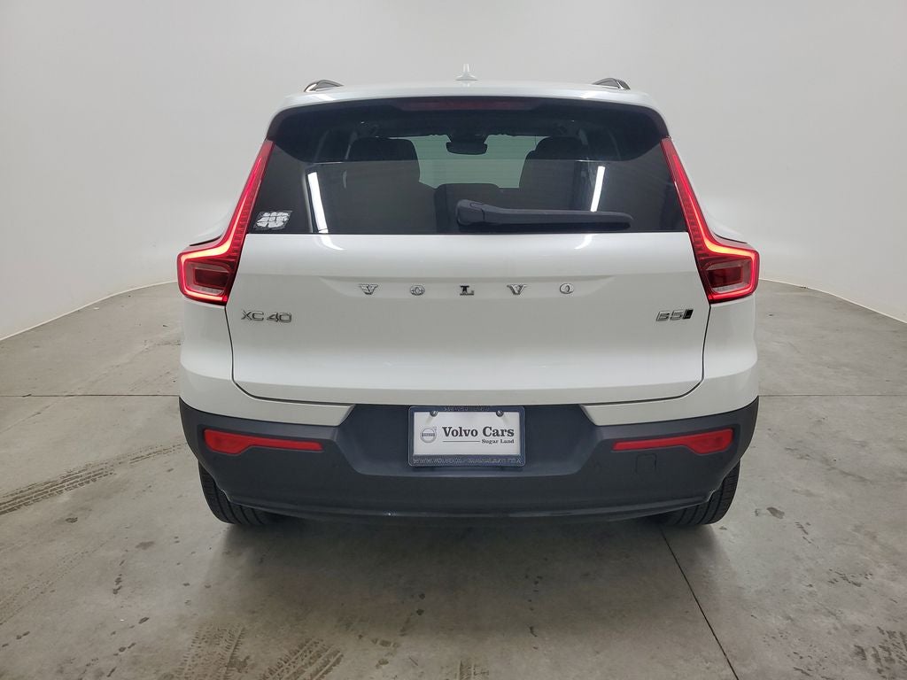 2025 Volvo XC40 B5 Ultra Dark Theme