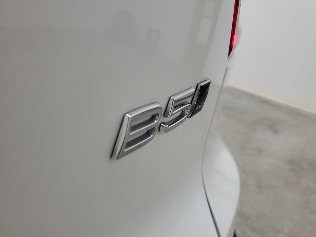 2025 Volvo XC40 B5 Ultra Dark Theme