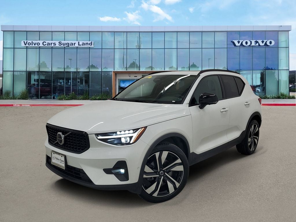 2025 Volvo XC40 B5 Ultra Dark Theme