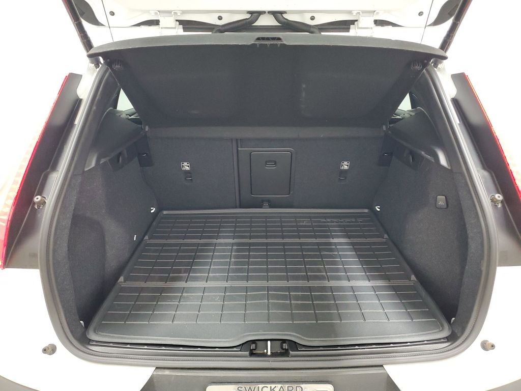 2025 Volvo XC40 B5 Ultra Dark Theme