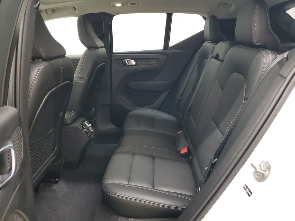 2025 Volvo XC40 B5 Ultra Dark Theme