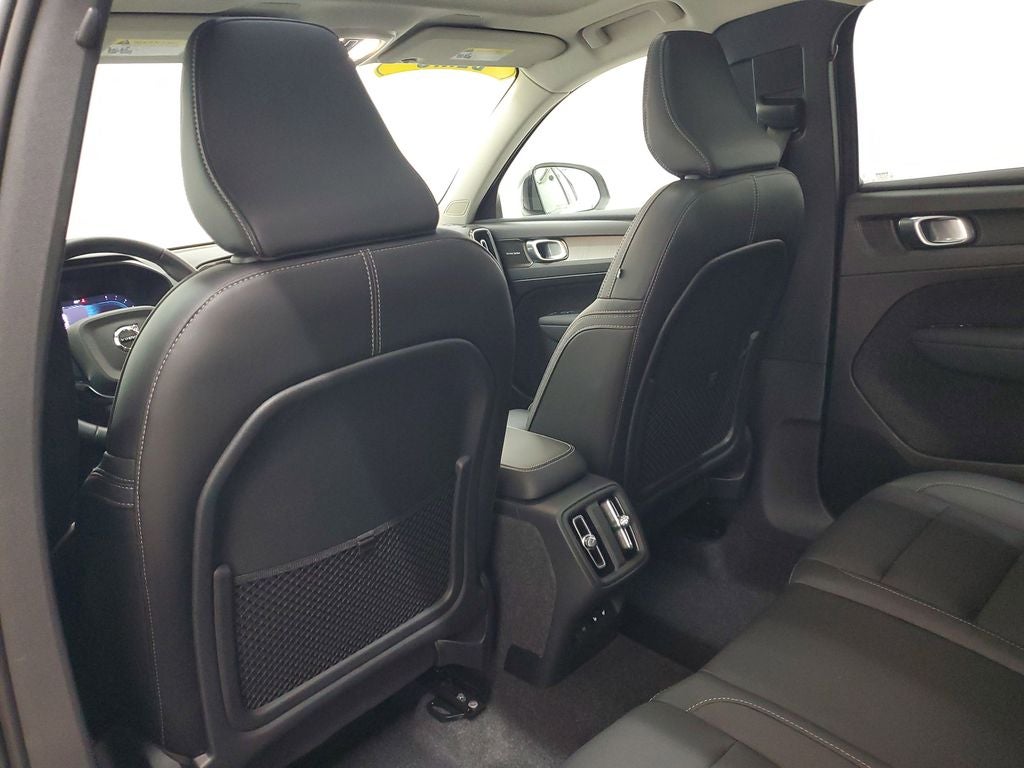 2025 Volvo XC40 B5 Ultra Dark Theme