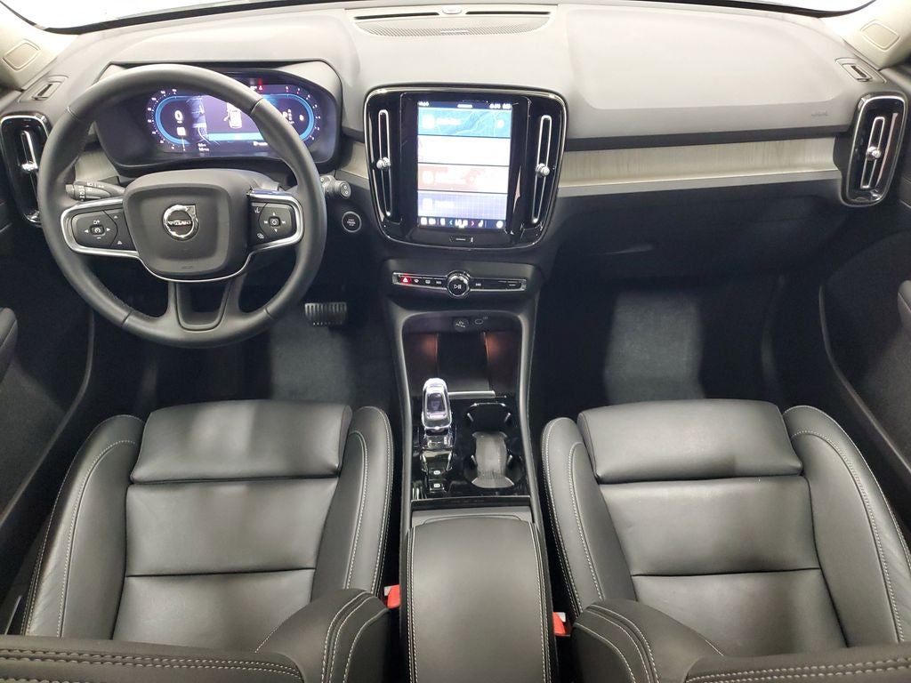 2025 Volvo XC40 B5 Ultra Dark Theme