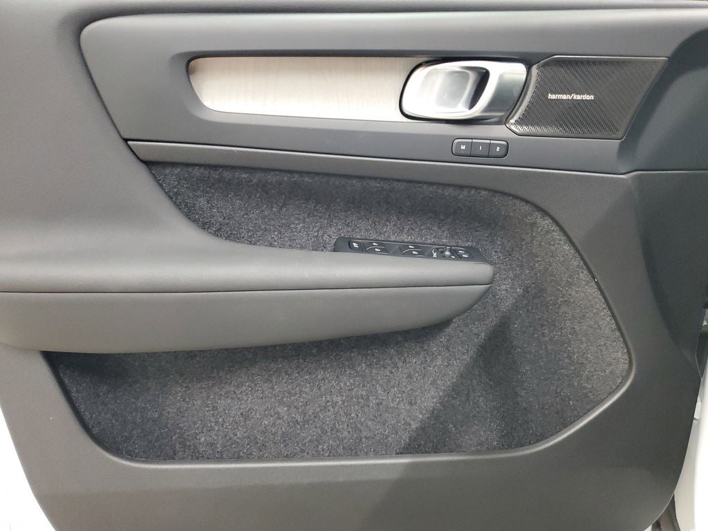 2025 Volvo XC40 B5 Ultra Dark Theme