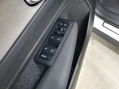 2025 Volvo XC40 B5 Ultra Dark Theme