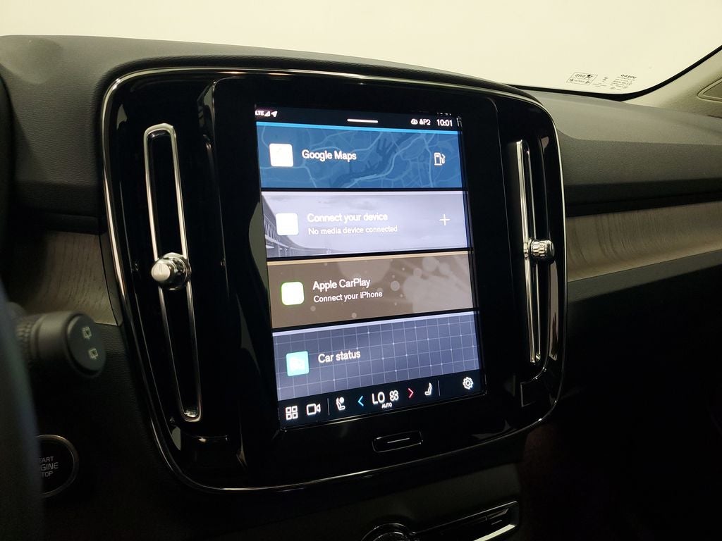 2025 Volvo XC40 B5 Ultra Dark Theme