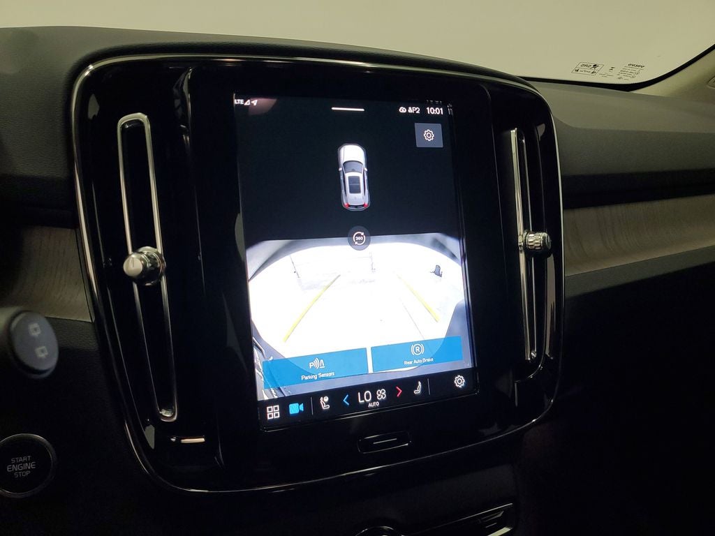 2025 Volvo XC40 B5 Ultra Dark Theme