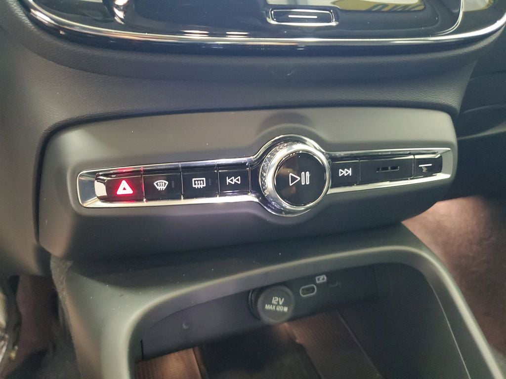 2025 Volvo XC40 B5 Ultra Dark Theme