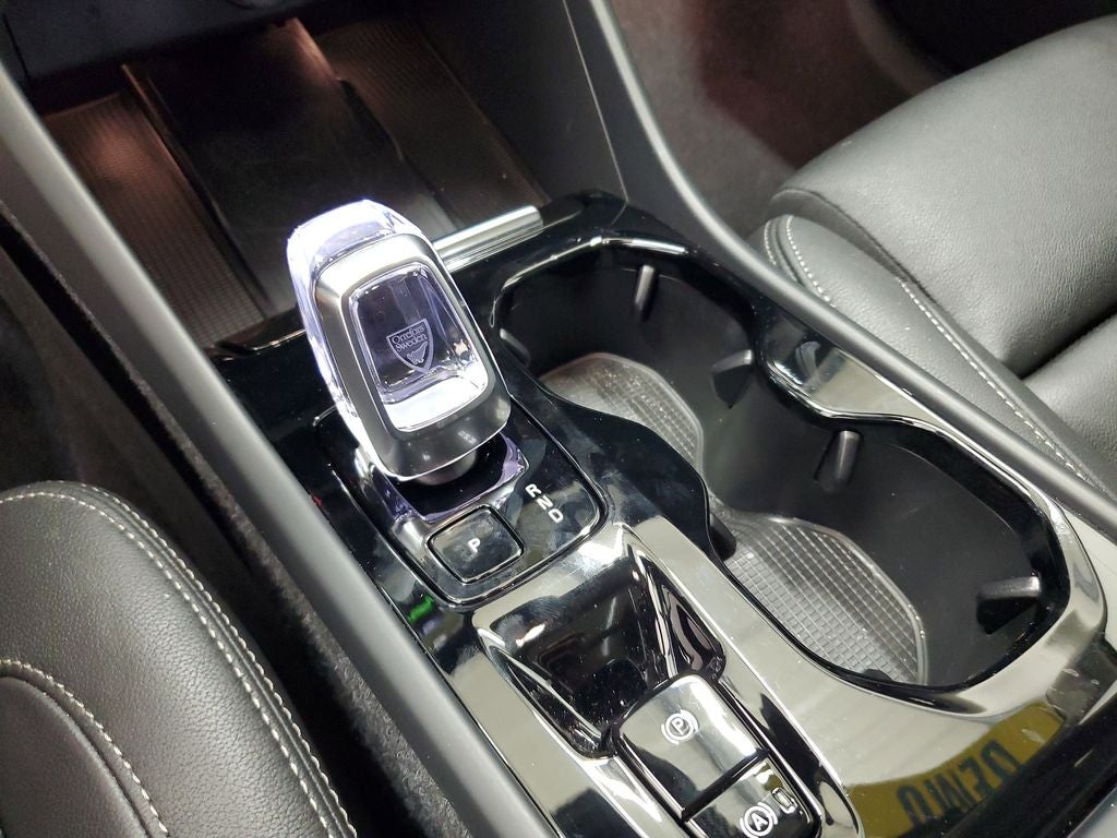 2025 Volvo XC40 B5 Ultra Dark Theme