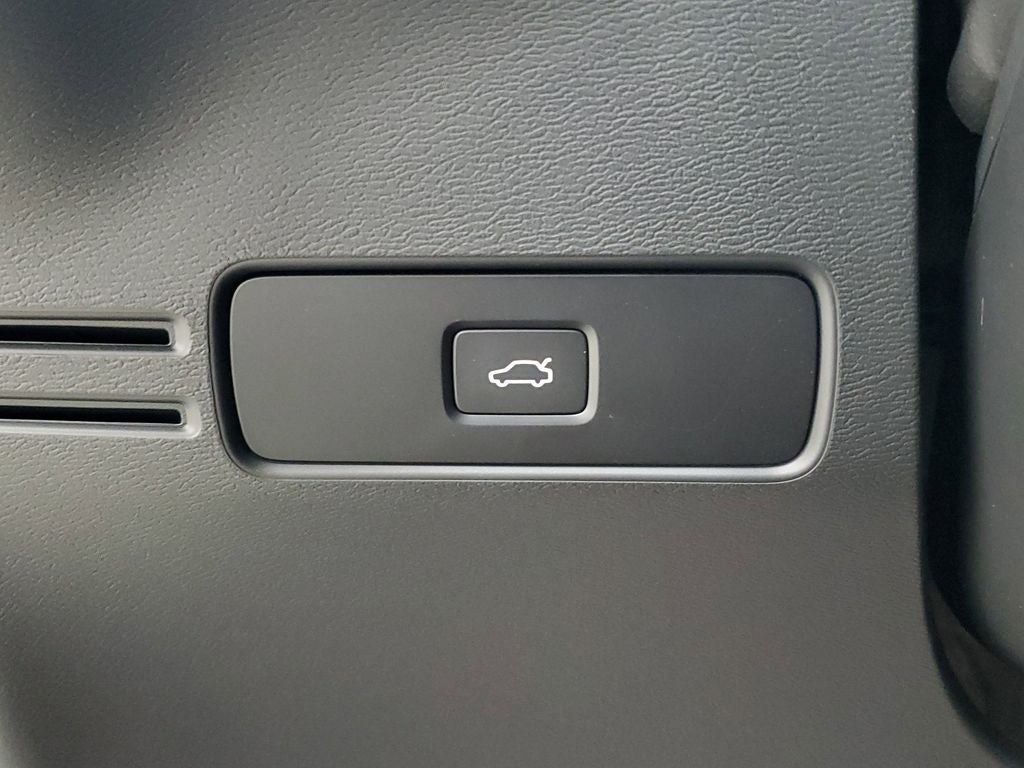 2025 Volvo XC40 B5 Ultra Dark Theme