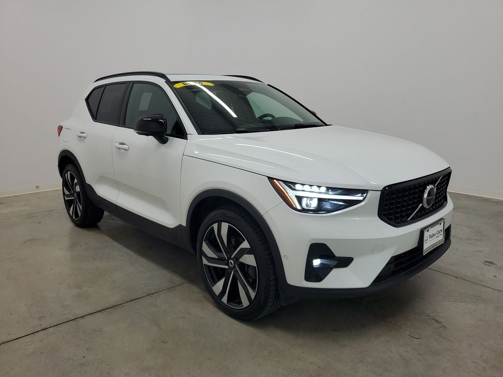 2025 Volvo XC40 B5 Ultra Dark Theme