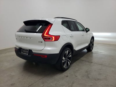 2025 Volvo XC40 B5 Ultra Dark Theme