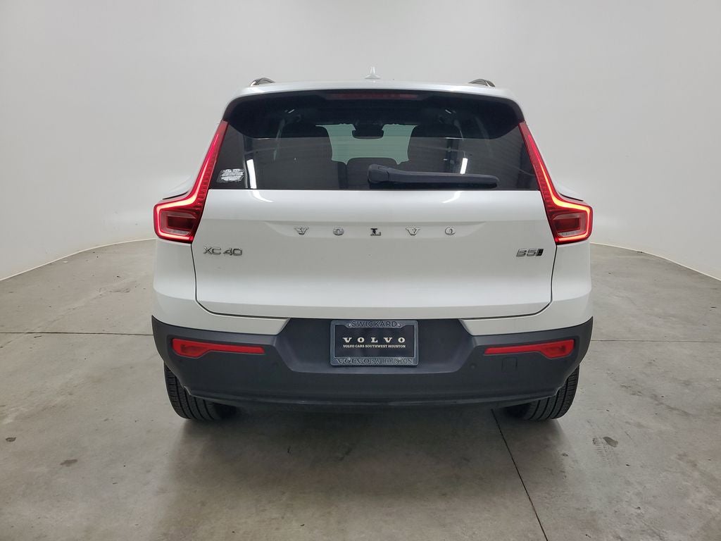 2025 Volvo XC40 B5 Ultra Dark Theme