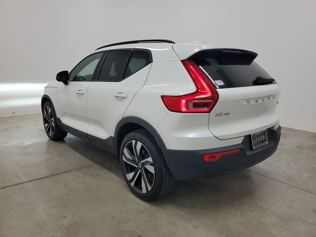 2025 Volvo XC40 B5 Ultra Dark Theme