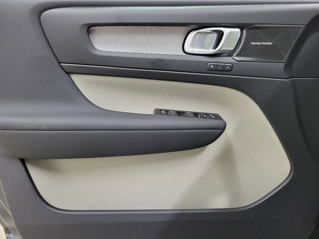 2026 Volvo XC40 B5 Ultra