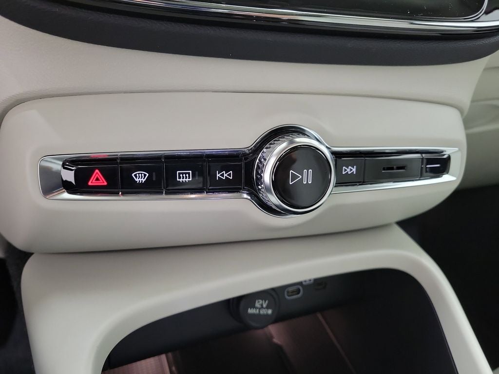 2026 Volvo XC40 B5 Ultra